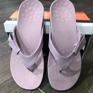Vionic Sz. 9 Carolyn Lavender Sandals